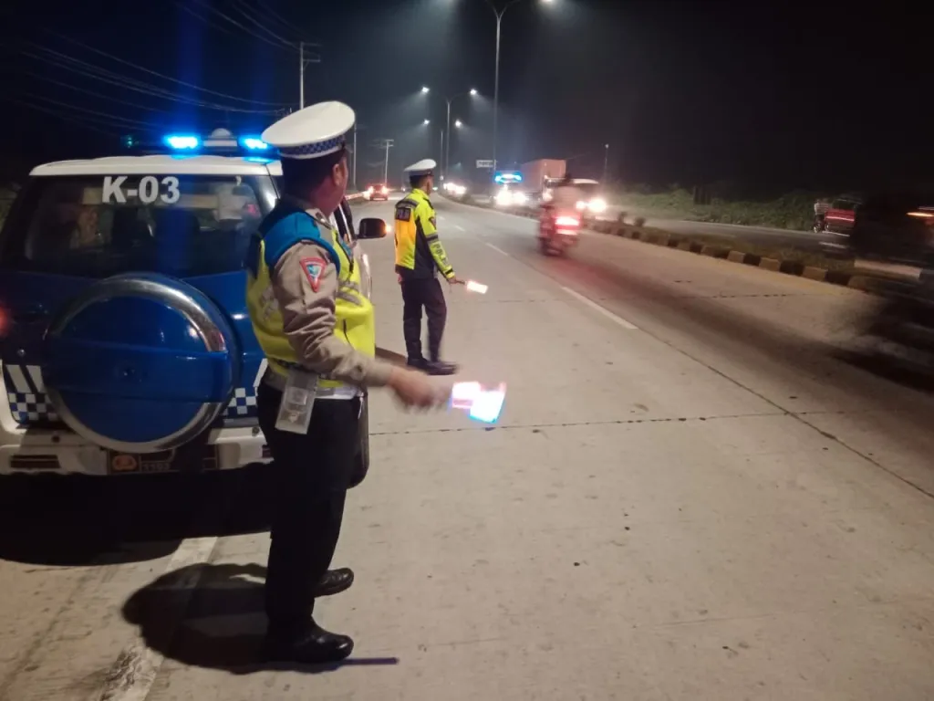 Kasat Lantas Batu Bara AKP HOTLAN SIAHAAN Pimpin Langsung Patroli Blue Light Mencegah Pelanggaran Lalu Lintas