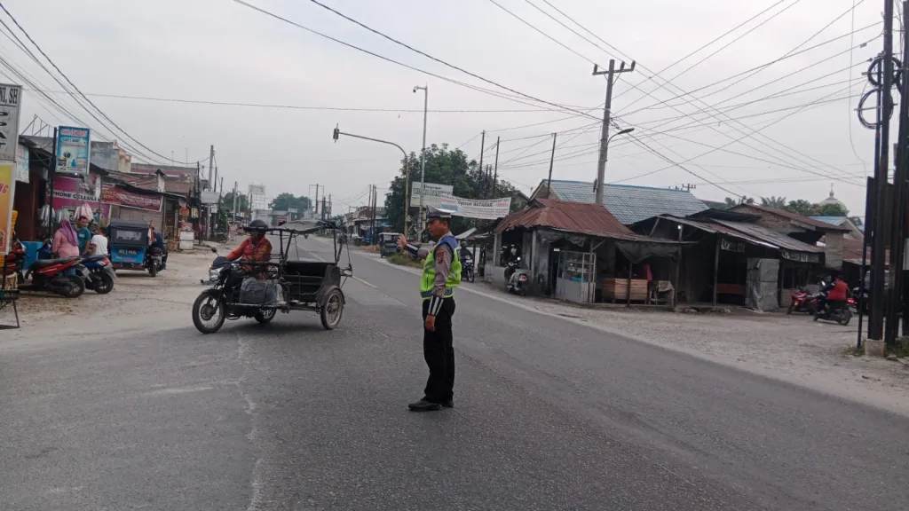 Personil Sat Lantas Polres Batu Bara melaksanakan kegiatan Pengaturan lalin pagi