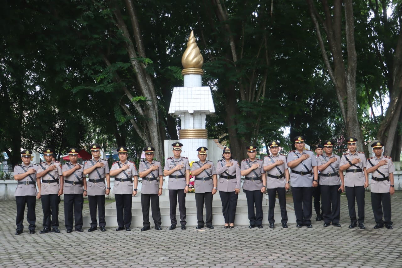 Sambut Hari Bhayangkara Ke-78 Wakapolres Langkat Pimpin Upacara Ziarah Makam Pahlawan