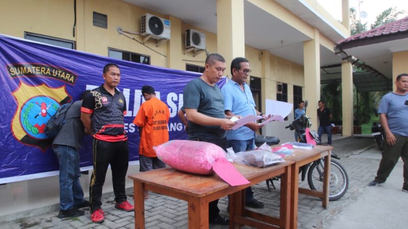 Kasi Humas Polres Sergai Iptu Edward Sidauruk didampingi Kanit Reskrim Polsek Firdaus Mengungkap Kasus Pencurian Dan Penganiayaan