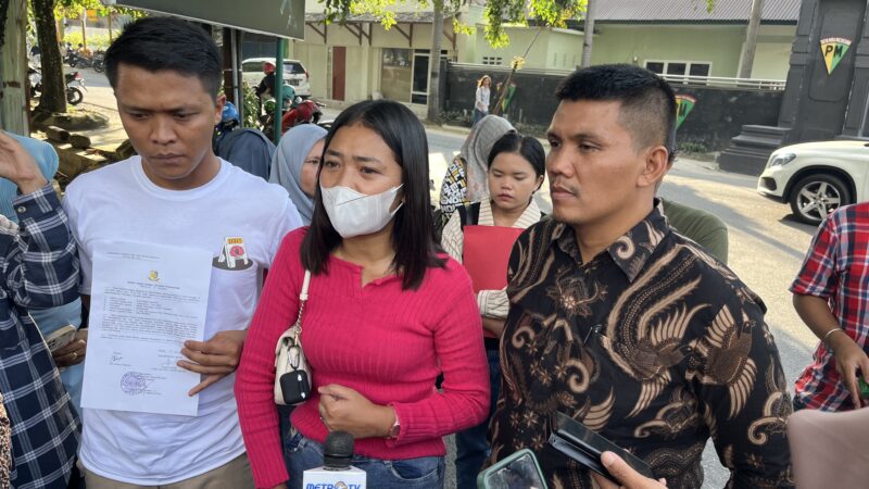 Anak Sempurna Pasaribu Serahkan Bukti Dugaan Keterlibatan Oknum TNI Yang Tewaskan Keluarganya