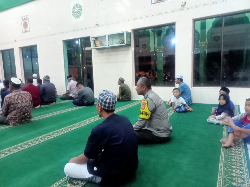 Laksanakan Sholat Subuh Berjamaah, Personil Polresta Deli Serdang Turut Sampaikan Himbauan Kamtibmas