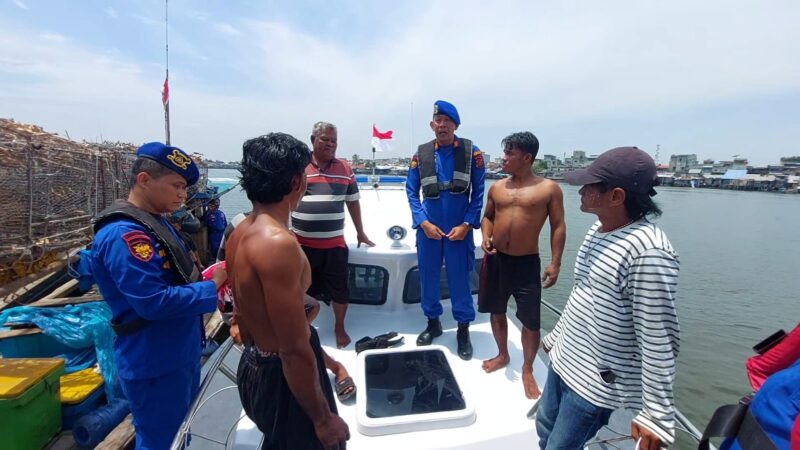 Sat Polairud Polres Langkat Sambangi Warga dan Bagikan Bendera