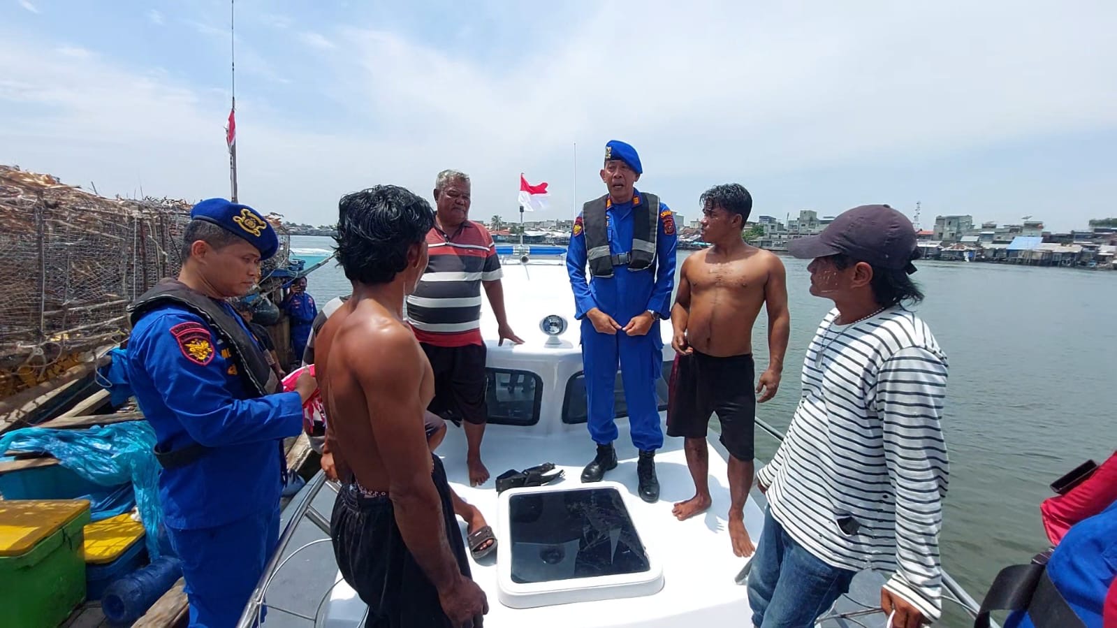Sat Polairud Polres Langkat Sambangi Warga dan Bagikan Bendera