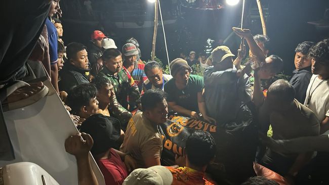 Tim Basarnas Dan Personil Polsek Tiga Panah Langsung Ke TKP Sebuah mobil Minibus Terjun Ke Tongging Danau Toba