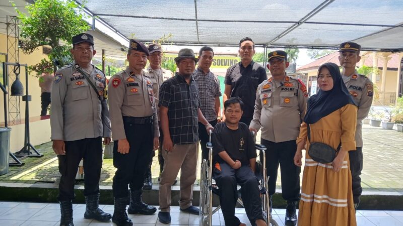Kapolsek Perbaungan Menyalurkan Bantuan Kursi Roda Ke Seorang Pria Remaja