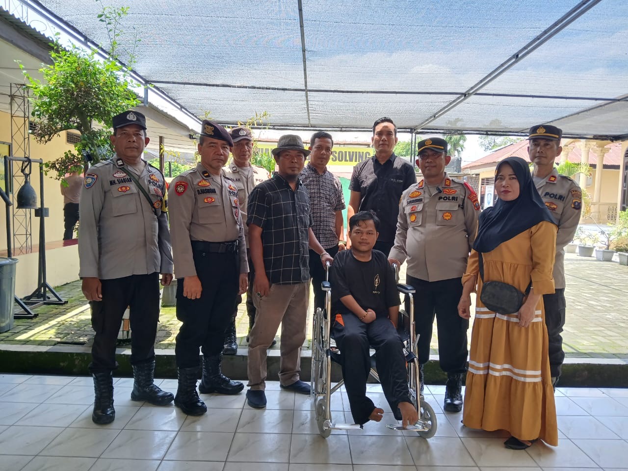 Kapolsek Perbaungan Menyalurkan Bantuan Kursi Roda Ke Seorang Pria Remaja