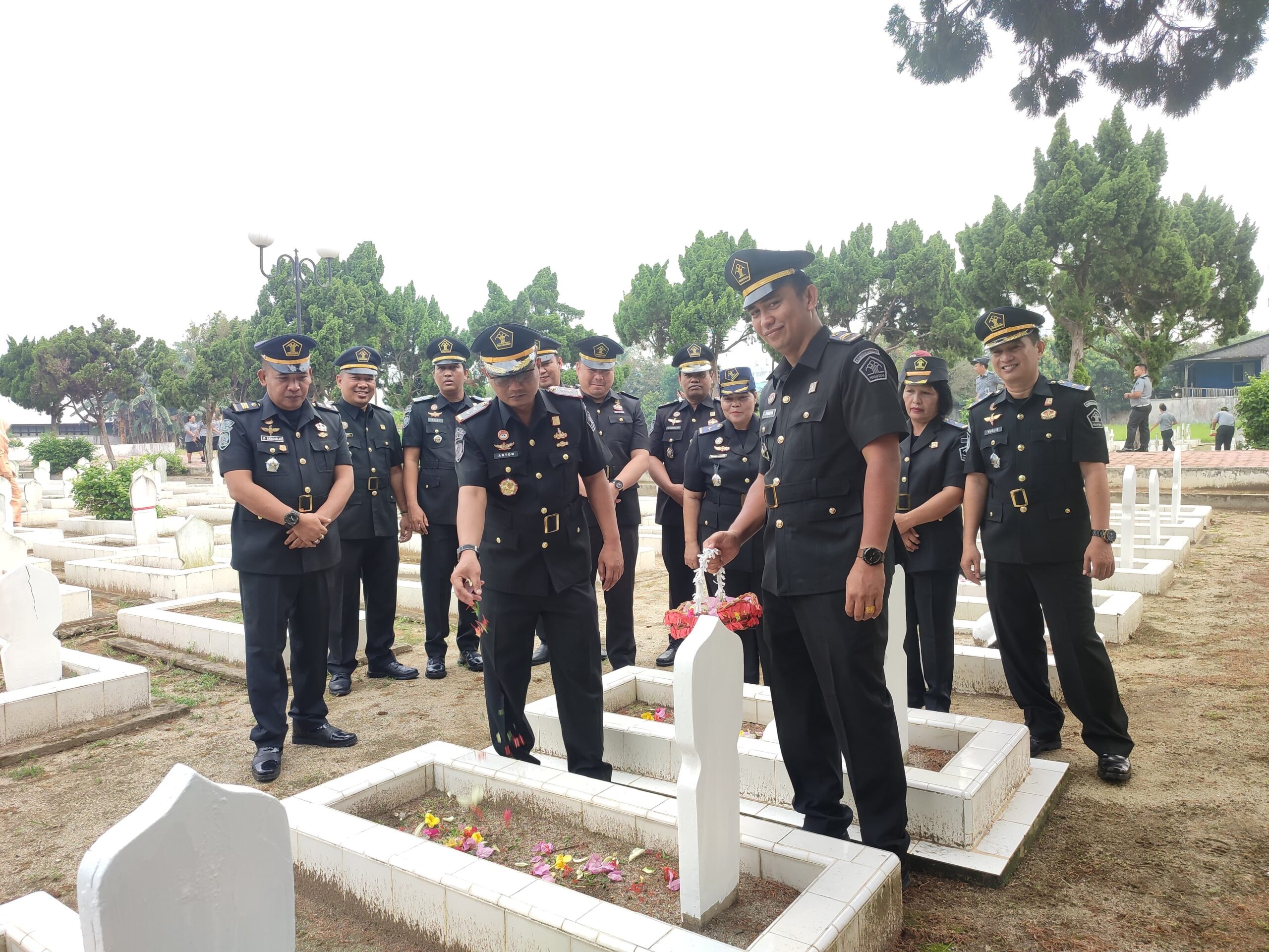Sukseskan Hari Pengayoman Ke-79, Lapas – Dharma Wanita Tebing Tinggi Laksanakan Ziarah & Tabur Bunga di TMP