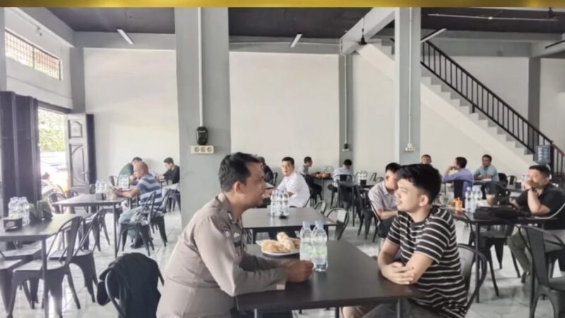 Bhabinkamtibmas Polsek Medan Baru BRIPKA Putra Kamal Sambangi Warga Berikan Himbauan Antisipasi Curanmor