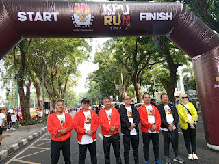 Ribuan masyarakat sangat antusias mengikuti KPU Fun Run 2024 yang digelar di Lapangan Benteng
