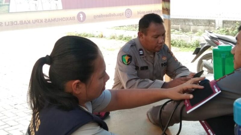 Sie Dokkes Polresta Deli Serdang Cek Kesehatan Dan Berikan Vitamin Kepada Personil Pengamanan OMP Toba 2024