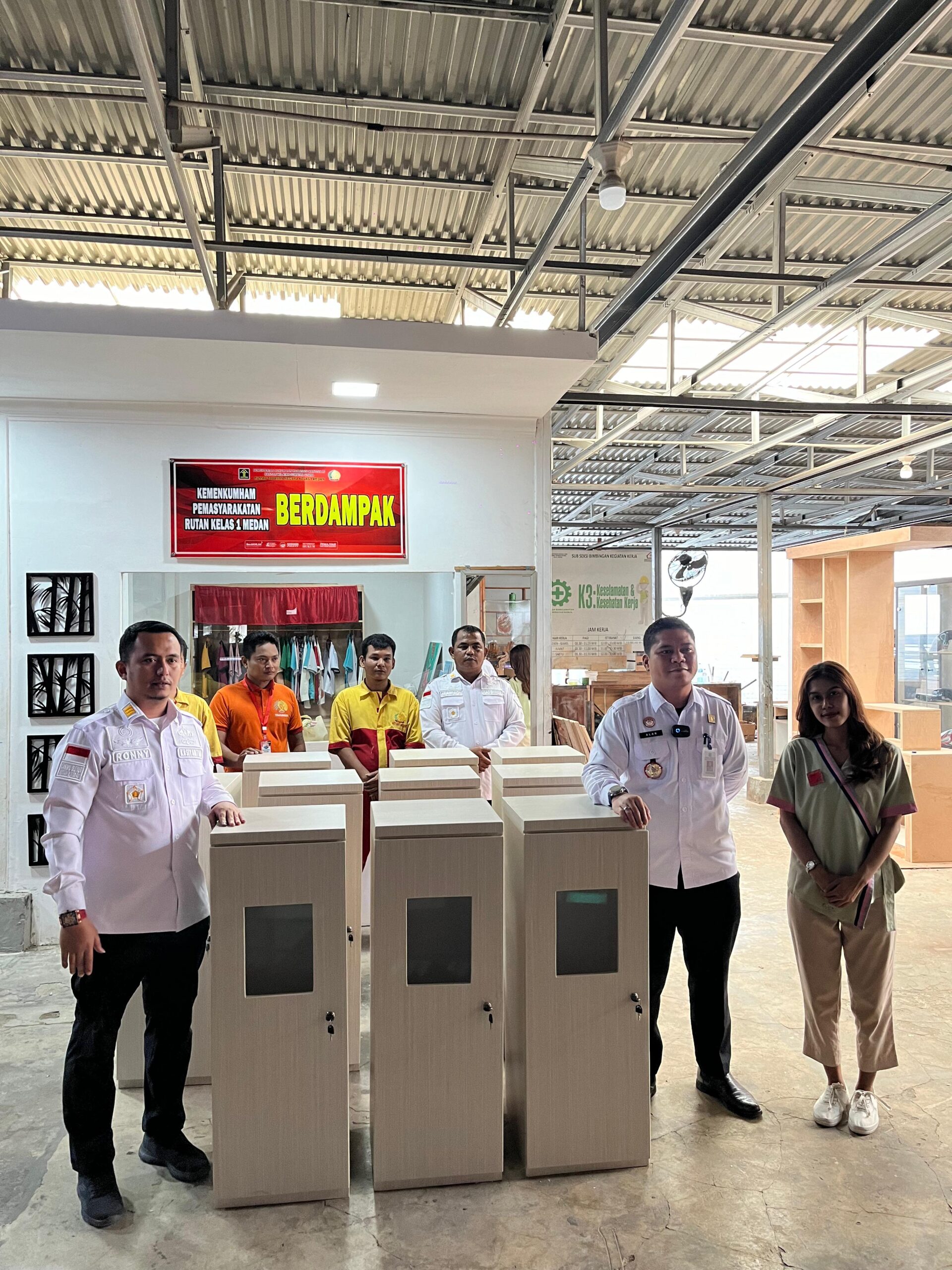 Sambut Desember Penuh Sukacita, Bimkeragusta Serahkan Box Mebel Unik Pesanan Hotel Ibis