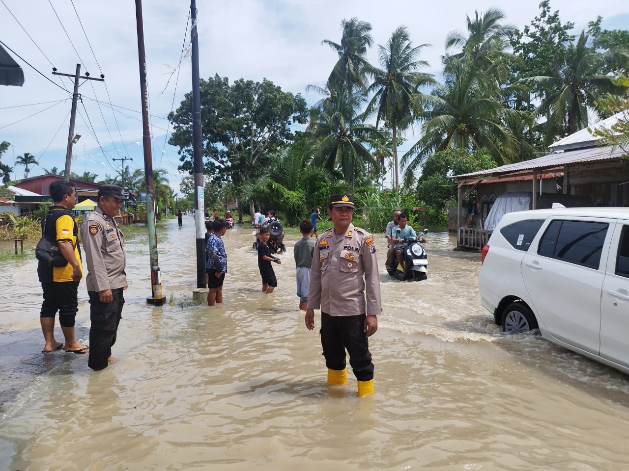 Polsek Tanjung Beringin Polres Sergai Meninjau Lokasi Banjir