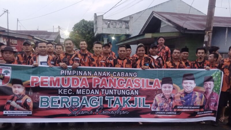 Bulan Suci Ramadhan Hari Ke 4 Ketua PAC Pemuda Pancasila Medan Tuntungan Sempurna Sembiring Bersama Ketua Ranting Taruna Sinulingga Bagi Takjil Di Kel. Namogajah