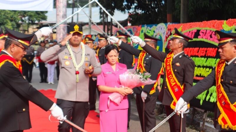 Tradisi Pedang Pora Sambut Kapolres Toba yang Baru, AKBP VJ Parapaga