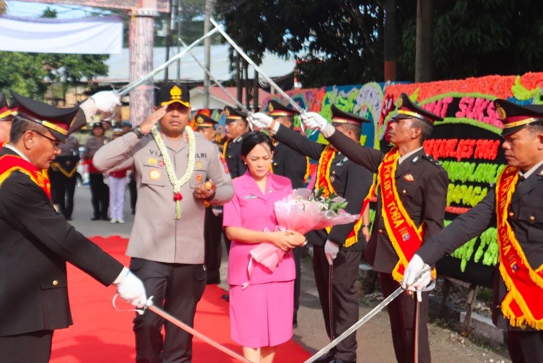 Tradisi Pedang Pora Sambut Kapolres Toba yang Baru, AKBP VJ Parapaga