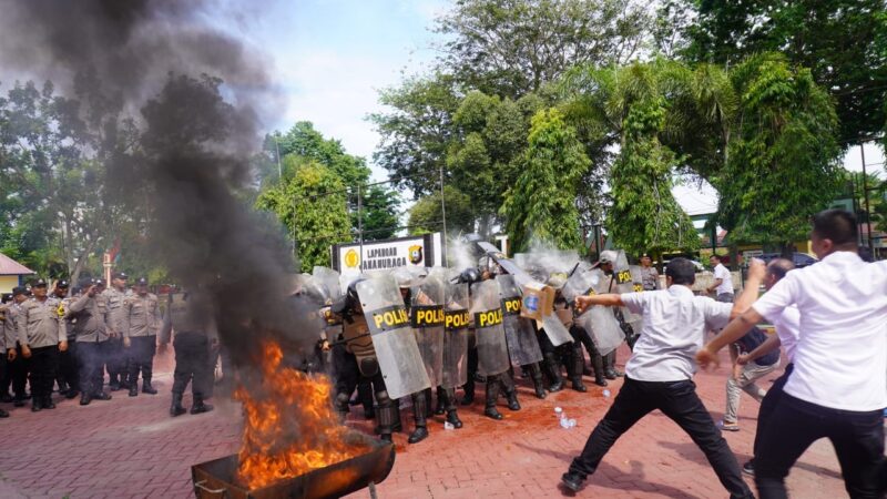 Kapolres Langkat Gelar Peragaan Dalmas Jelang May Day 2025