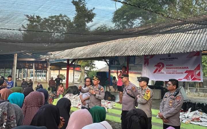 Menyambut Hari Bhayangkara Ke-79 “Polsek Medan Tembung Gelar Bakti Sosial Bagikan Ratusan Sembako Ke Nelayan
