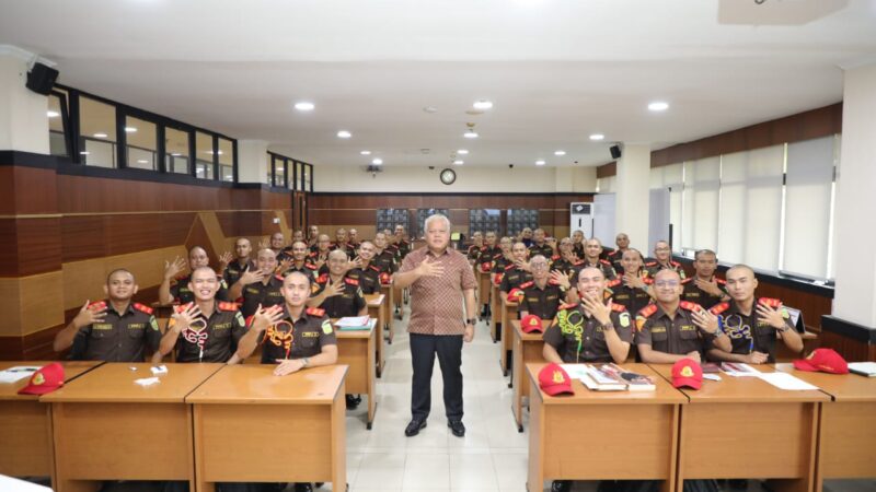 Kajati Sumut Dr.HARLI SIREGAR Berikan Ajaran Materi Publik Speaking Dan Penting Komunikasi Publik Yang Baik Kepada Siswa  Pendidikan