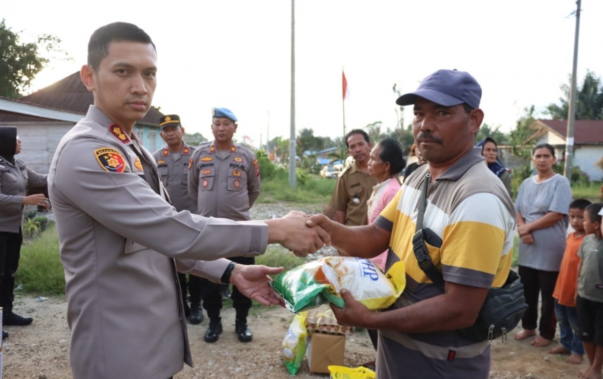 Kapolres Dairi AKBP O Siahaan Menyerahkan Bantuan Kepada Warga Terdampak Angin Puting Beliung