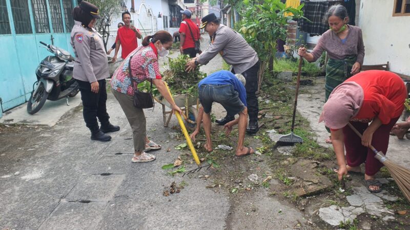 Polsek Medan Timur Melaksanakan Gotong Royong bersama Warga Dan Kelurahan Gaharu