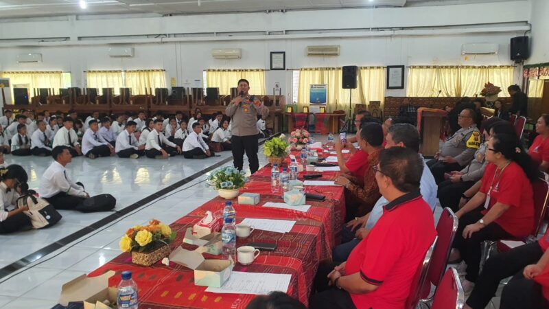 Kapolsek Medan Timur Kompol Agus Butar-Butar SH memberikan arahan kepada Mahasiswa baru Fakultas Hukum Universitas HKBP Nomensen.