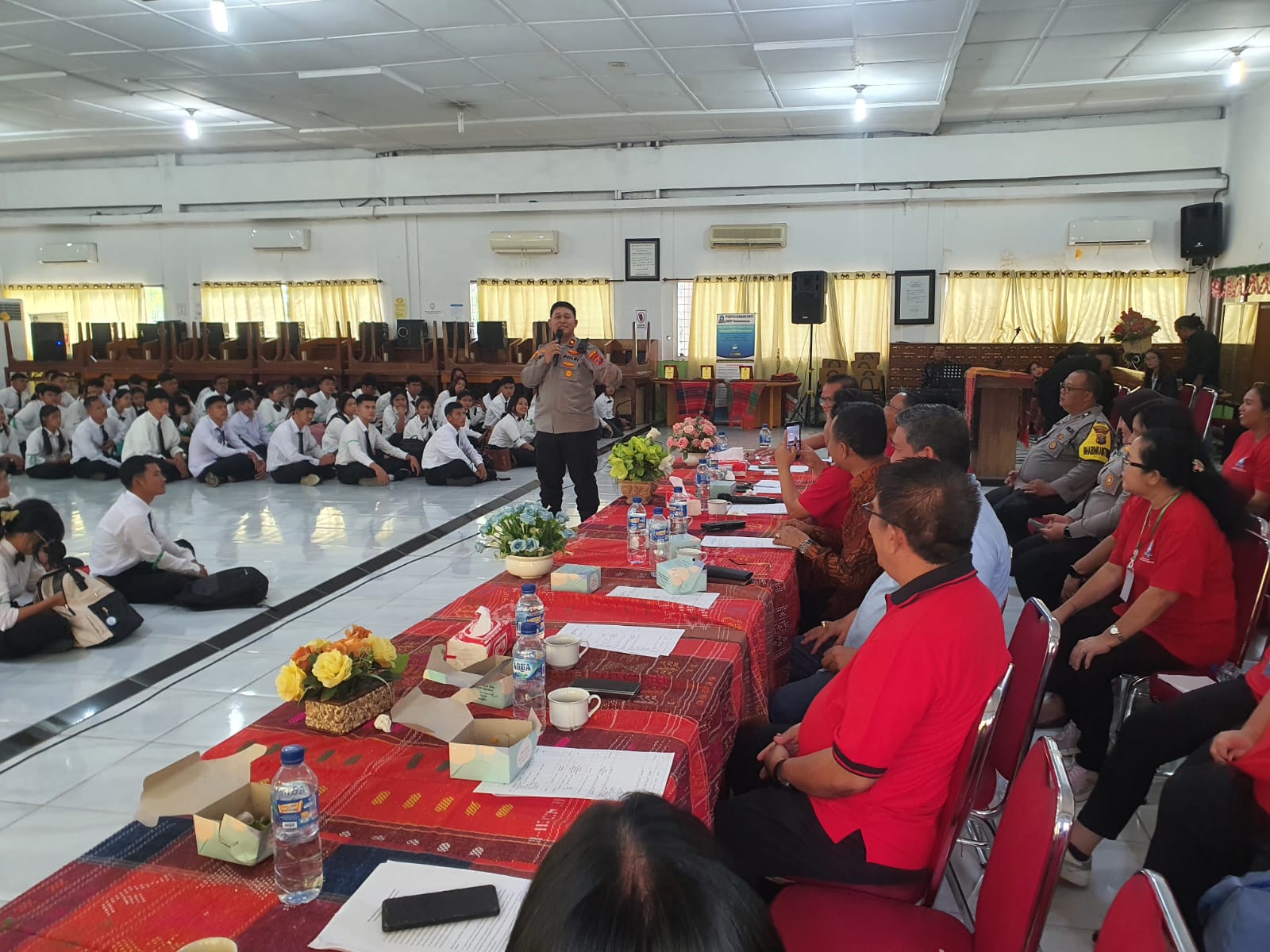Kapolsek Medan Timur Kompol Agus Butar-Butar SH memberikan arahan kepada Mahasiswa baru Fakultas Hukum Universitas HKBP Nomensen.