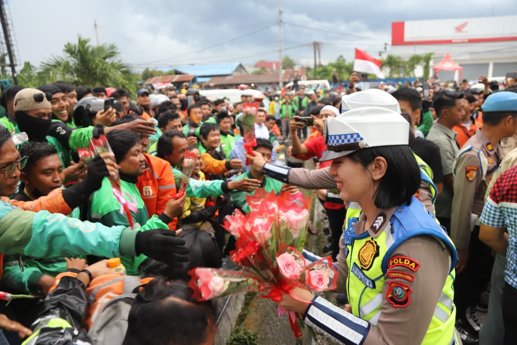 HUT ke-77, Polwan Polda Sumut Bagikan Bunga Sebagai Tanda Duka dan Kehangatan di Aksi Solidaritas Ojol