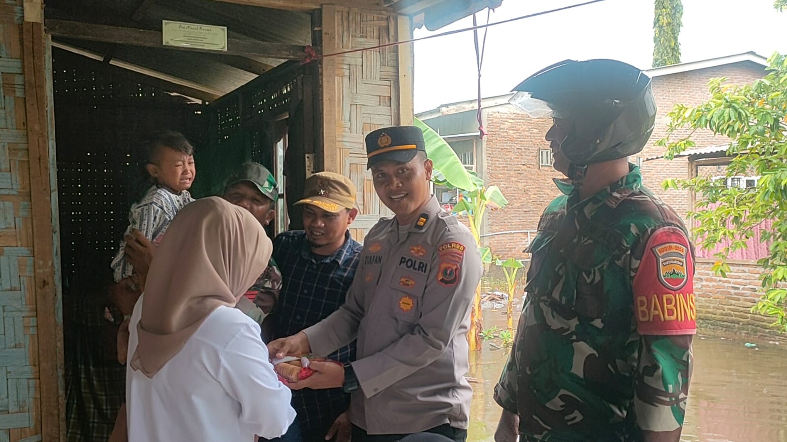 Sinergitas TNI-POLRI dan Pemerintah, Bagikan Bantuan Sosial untuk Warga Terdampak Banjir di Desa Mangga Dua dan Desa Bagan Kuala