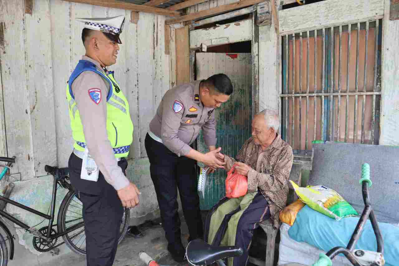 Jumat Berkah Hangat dari Satlantas Polres Batu Bara, Berbagi Rezeki dengan Warga Kurang Mampu di Lima Puluh