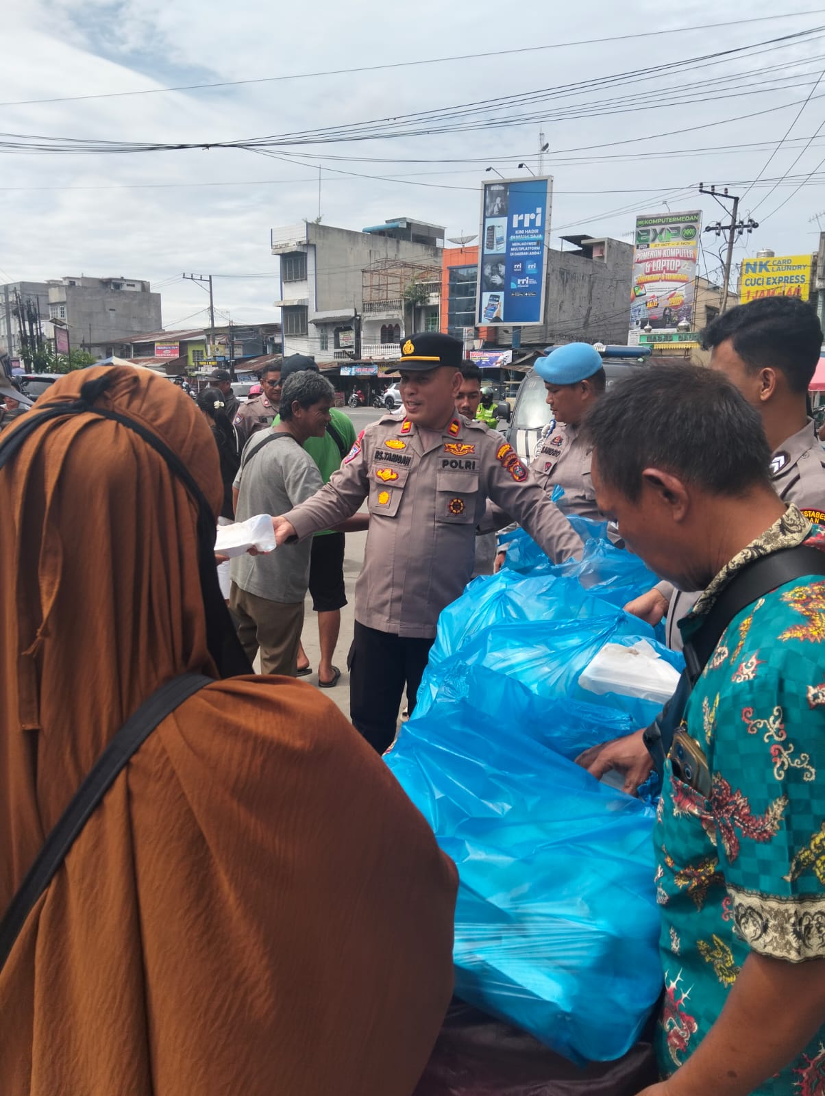Wujud Polri Untuk Masyarakat, Polsek Sunggal Tebar Kebaikan Lewat Jumat Barokah