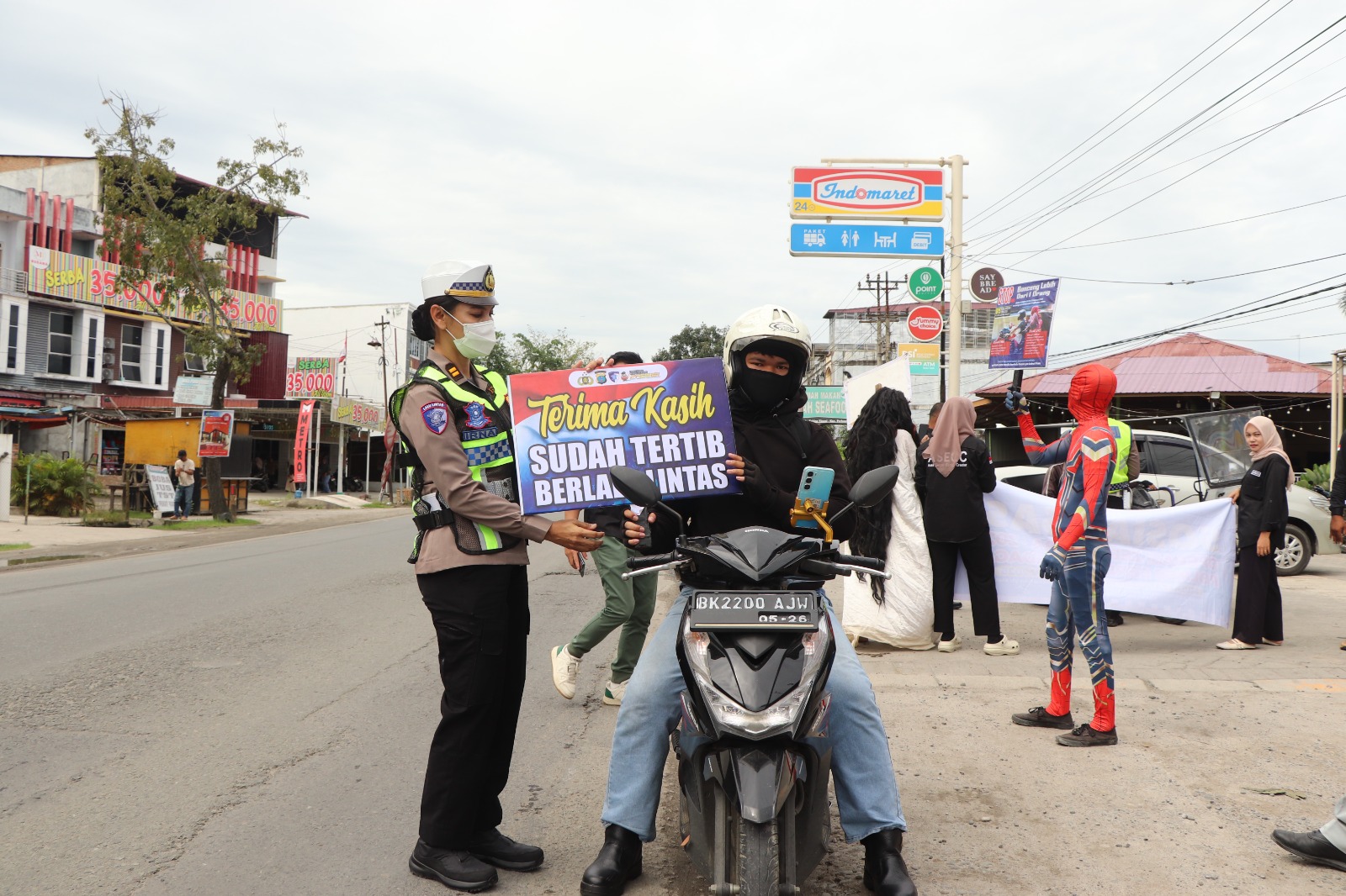 Warnai Ops Zebra Toba 2025 dengan Sedekah, Sat Lantas Polres Sergai Gelar Jumat Berkah untuk Warga