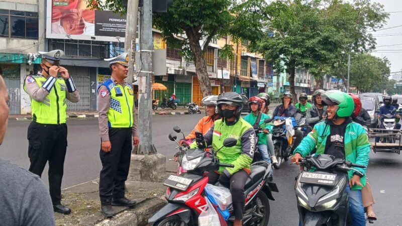 Polisi Sapa Pengendara dengan Senyum, Hari Ke-8 Ops Zebra Toba 2025 Fokus Sentuh Kesadaran