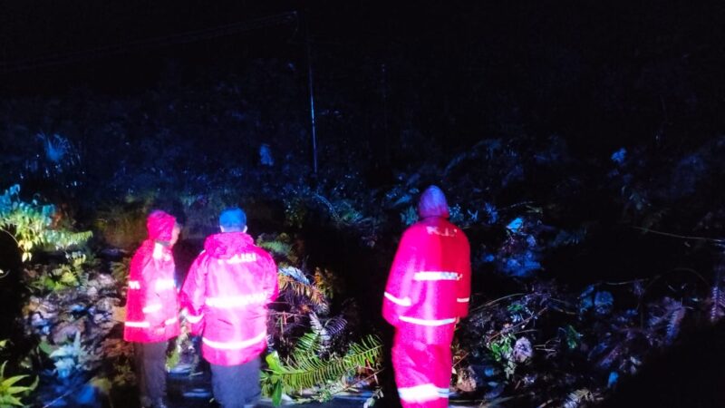 Jalur Pakkat Tertimbun Longsor, Polres Humbahas dan Pemkab Langsung Turun Tangan