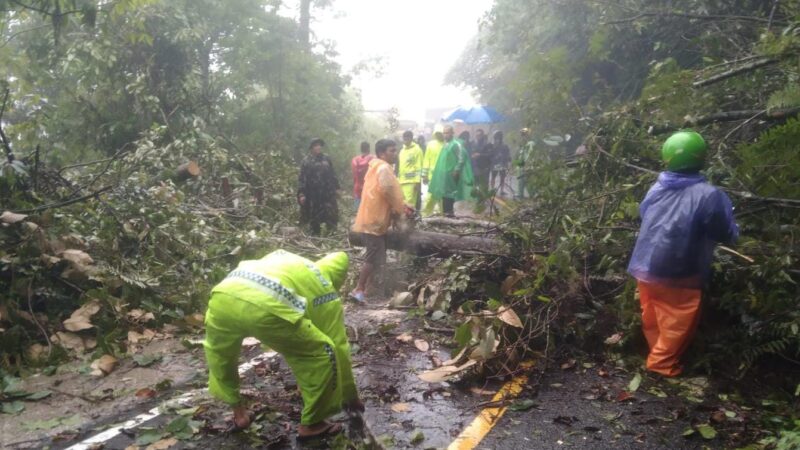 Dihadang Cuaca Ekstrem, Polres Taput Tak Gentar Tembus 27 Titik Bencana Demi Evakuasi Warga