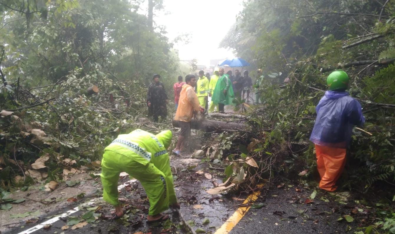 Dihadang Cuaca Ekstrem, Polres Taput Tak Gentar Tembus 27 Titik Bencana Demi Evakuasi Warga