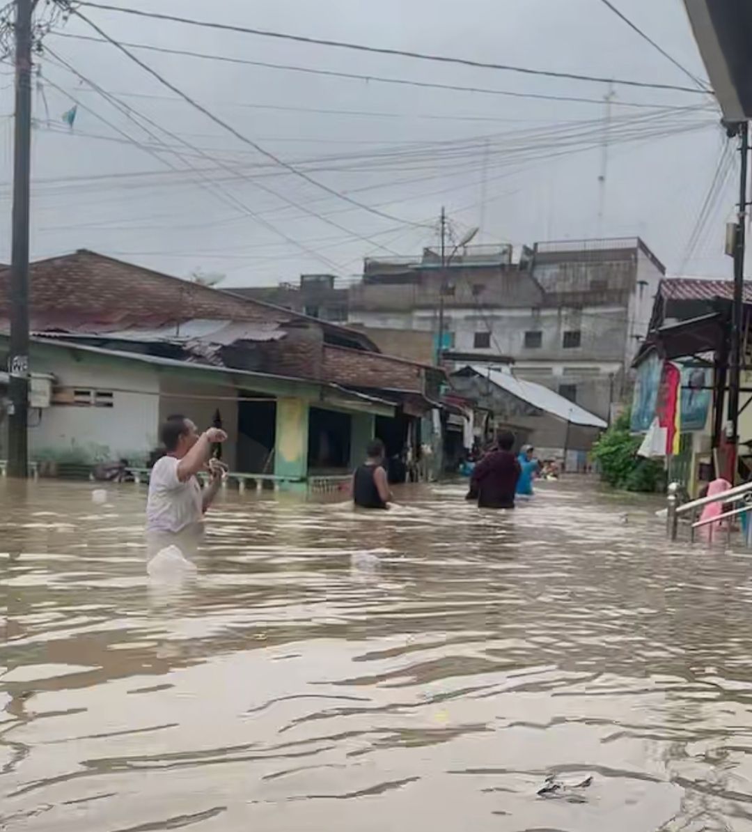 Hujan Deras Sejak Dini Hari, Banjir Setinggi Dada Orang Dewasa Kepung Desa Lalang