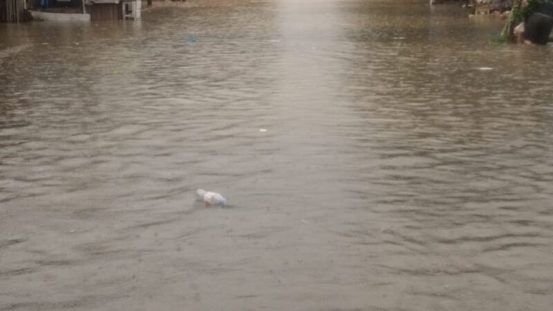 Warga Kelurahan Mangga Terjebak Banjir, Lansia dan Anak Butuh Evakuasi Segera