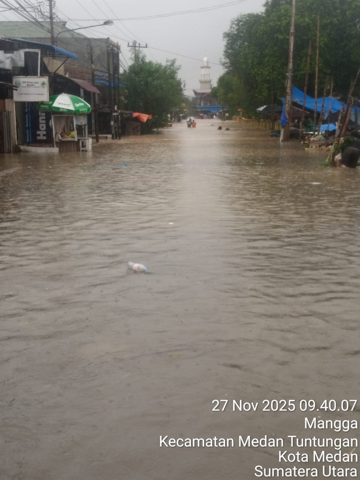 Warga Kelurahan Mangga Terjebak Banjir, Lansia dan Anak Butuh Evakuasi Segera