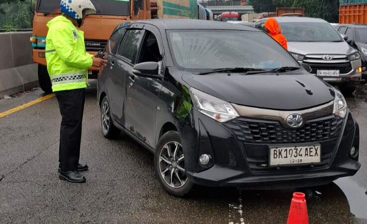 Urai Kemacetan Akibat Banjir 1 Meter, Sat Lantas Polres Pelabuhan Belawan Sigap Pasang Contra Flow