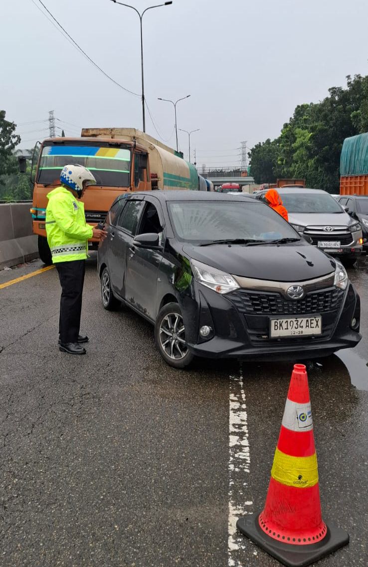 Urai Kemacetan Akibat Banjir 1 Meter, Sat Lantas Polres Pelabuhan Belawan Sigap Pasang Contra Flow
