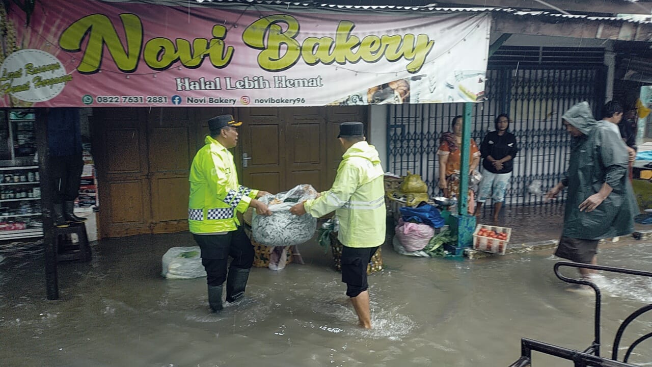 Binjai Hujan Deras! Polres Binjai Gerak Cepat Beri Bantuan