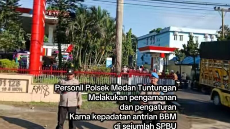 Tak Hanya Jaga Keamanan, Personel Polsek Medan Tuntungan Turun Tangan Beri Minum Warga di SPBU