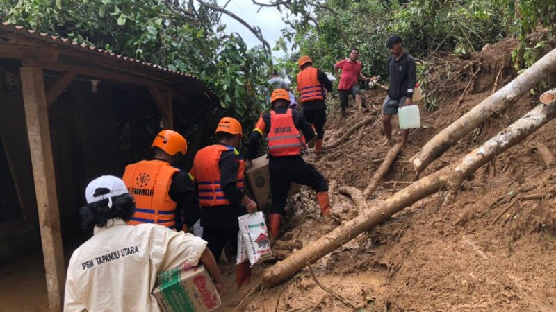 ​Akses Putus Total, Brimob Polda Sumut Distribusikan Logistik dengan Cara Digendong ke Pelosok Taput
