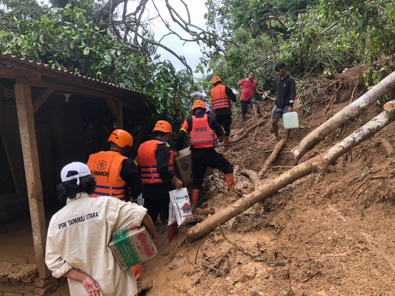 ​Akses Putus Total, Brimob Polda Sumut Distribusikan Logistik dengan Cara Digendong ke Pelosok Taput