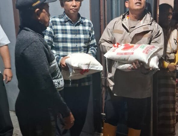 Pantang Lengah Meski Air Surut, Polsek Teluk Mengkudu Terus Sisir Lokasi Bantu Warga