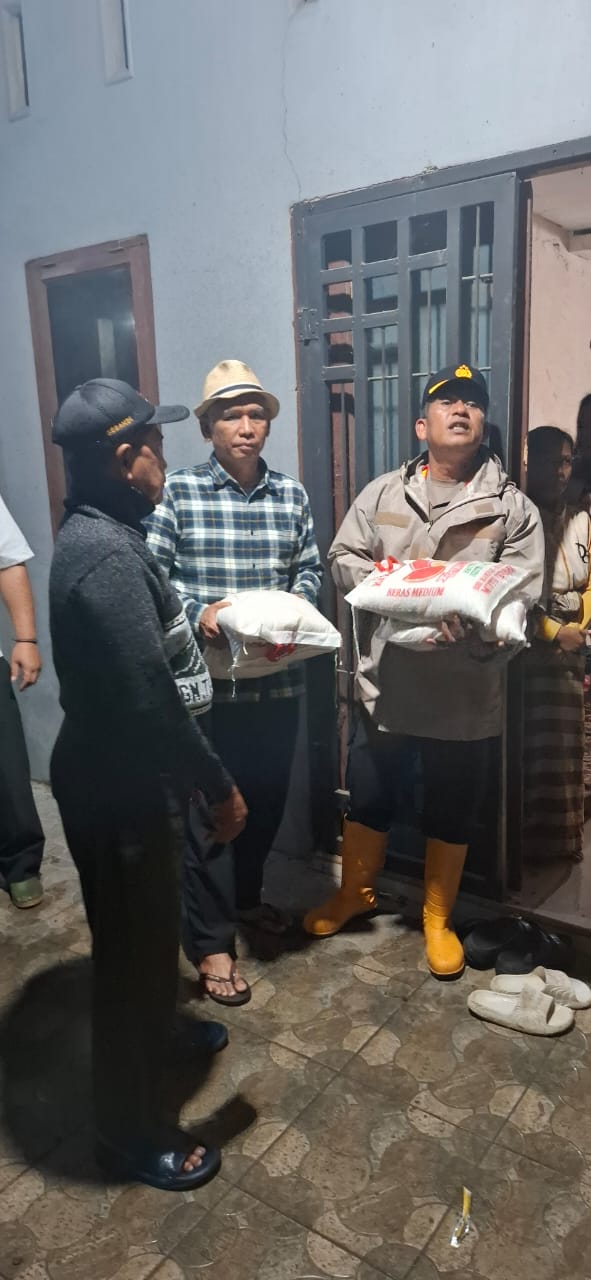 Pantang Lengah Meski Air Surut, Polsek Teluk Mengkudu Terus Sisir Lokasi Bantu Warga