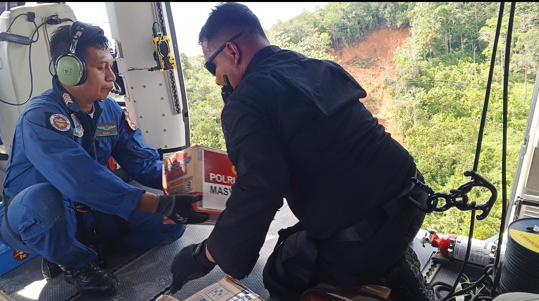 Misi Menembus Isolasi: Polri Lakukan Air Drop Logistik untuk Warga Taput dan Tapteng