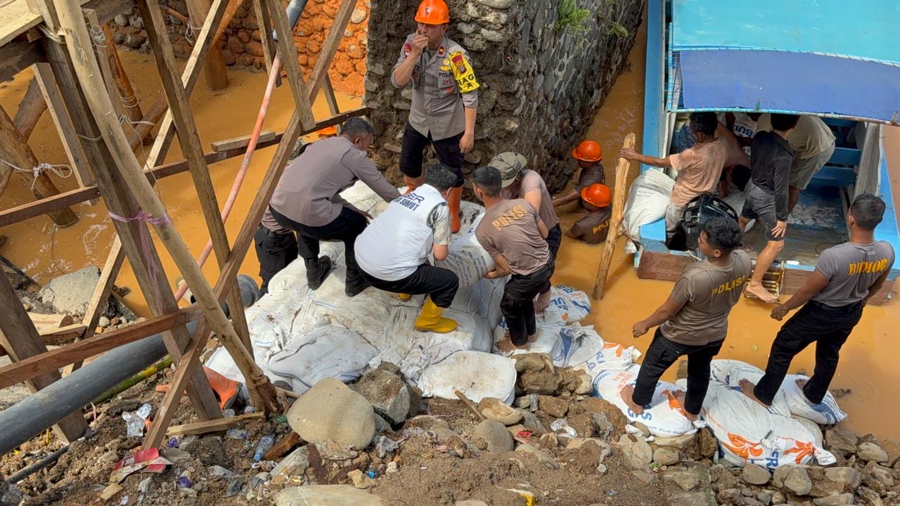 Intruksi Kapolri Dilaksanakan Kapolda Sumut : Bantu Bangun Jembatan Yang Rusah Akibat Bencana Alam