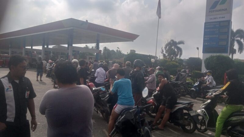 H+4 Pasca Banjir, Antrean BBM di SPBU Laucih Masih Panjang Akibat Distribusi Terhambat